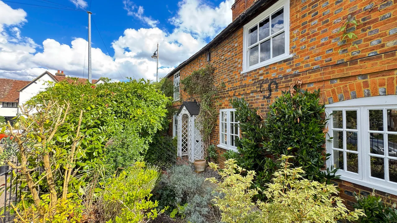 2 bed flat to rent, St. Albans Road, Codicote, SG4