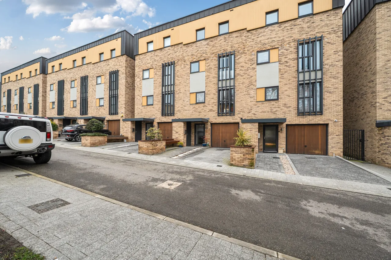 4 bed house for sale, Noel Coward Avenue, Denham, UB9