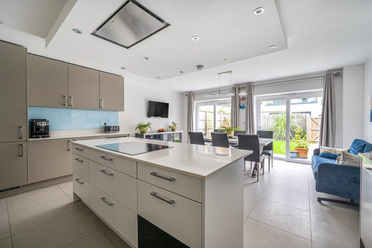Noel Coward Avenue, Denham, UB9, photo 3