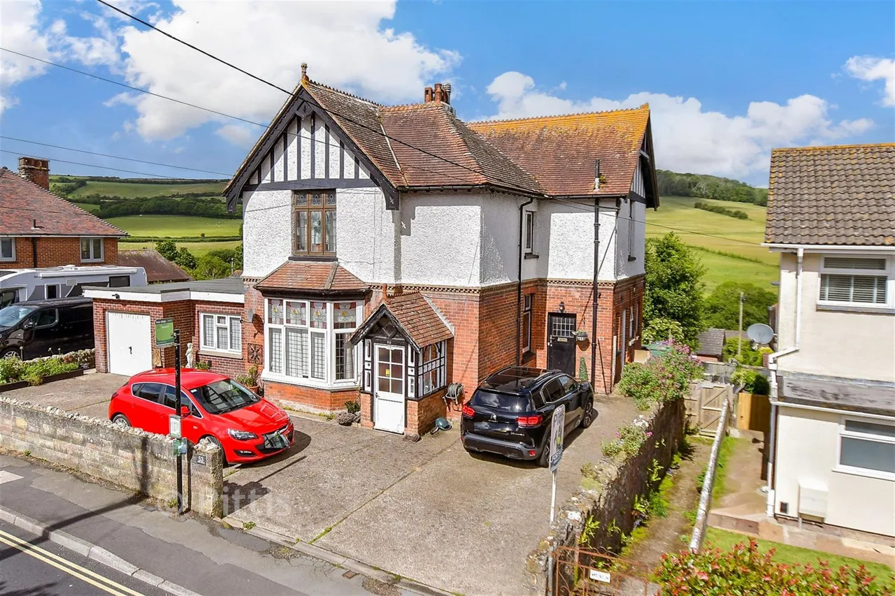 2 bed flat for sale, Clarence Road, Wroxall, PO38