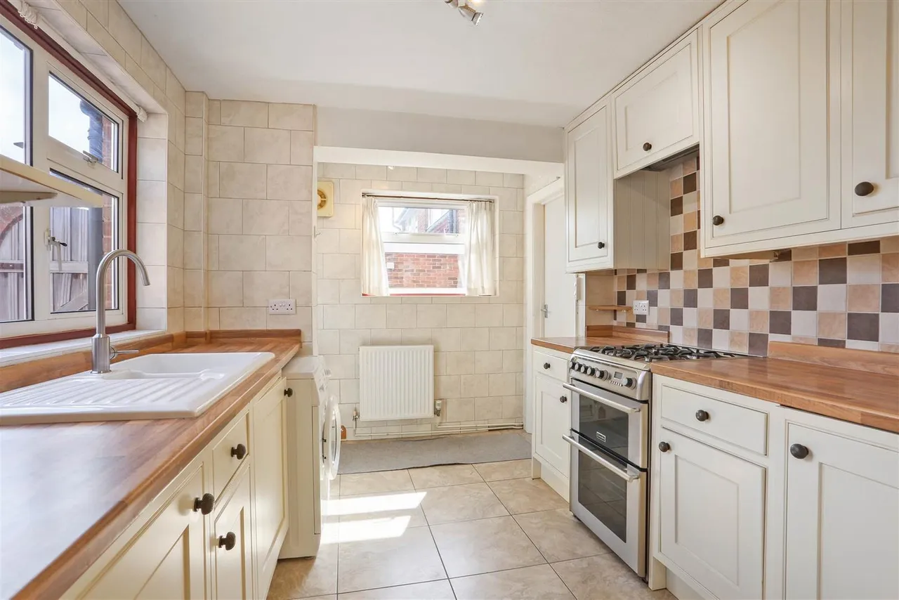 Poplar Crescent, Epsom, KT19 9ER, photo 10