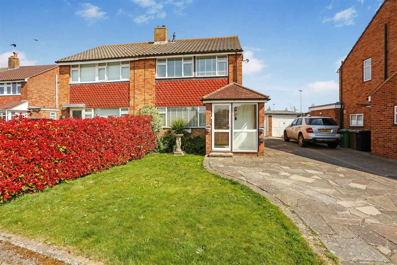 Poplar Crescent, Epsom, KT19 9ER, photo 2