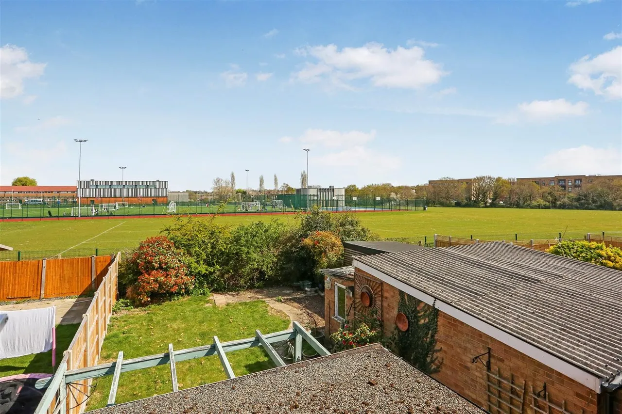 Poplar Crescent, Epsom, KT19 9ER, photo 18