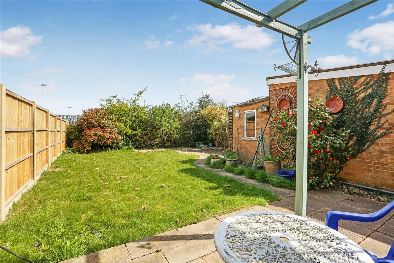 3 bed house for sale — Poplar Crescent, Epsom, KT19 9ER