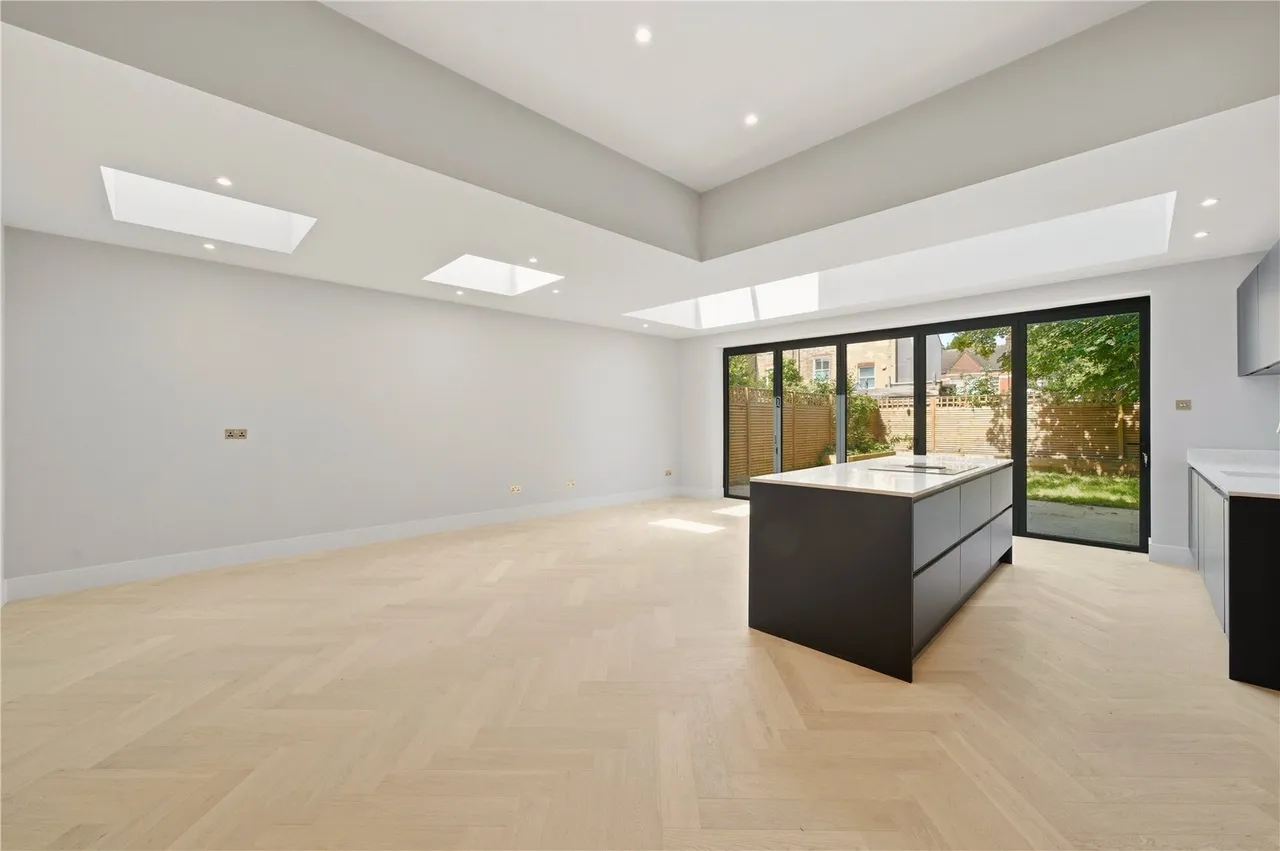 Huron Road, London, SW17, photo 3