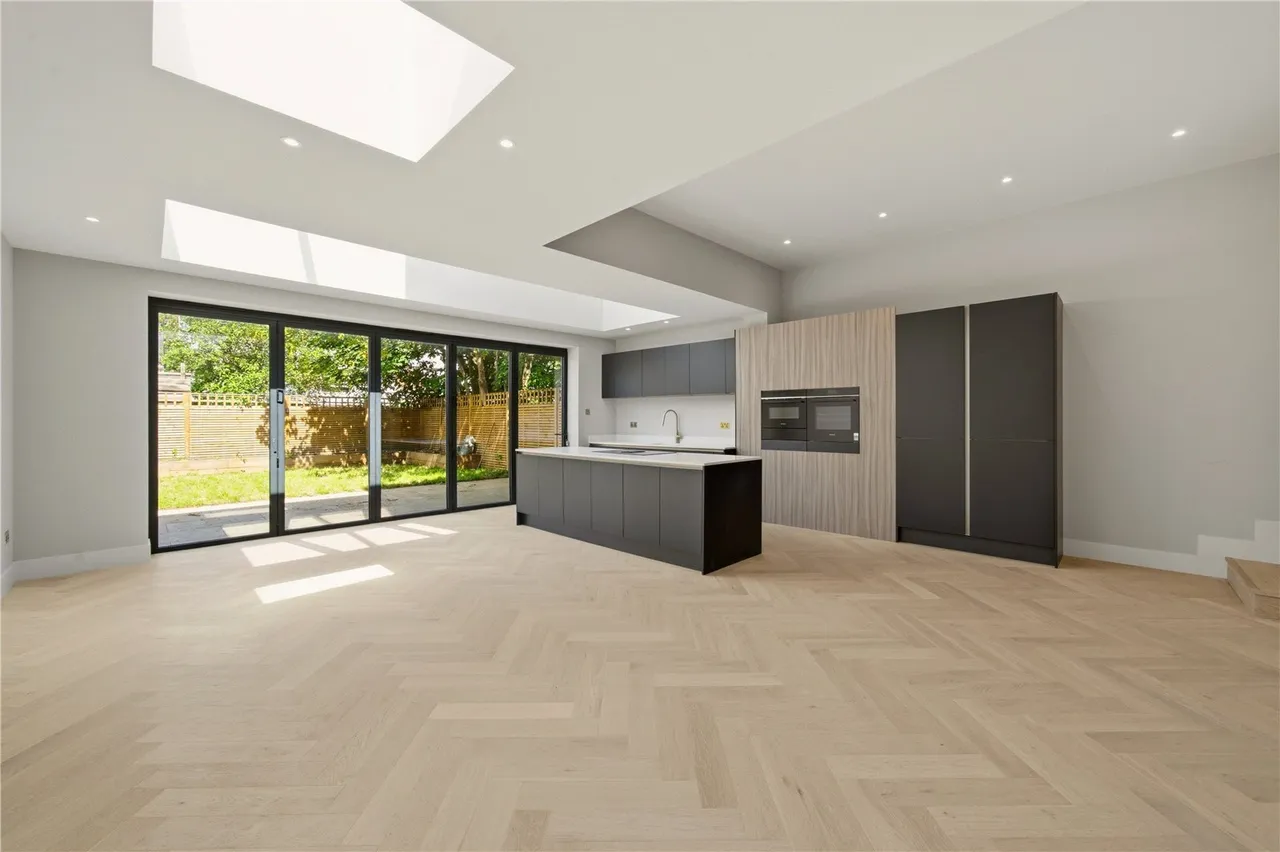2 bed flat for sale, Huron Road, London, SW17