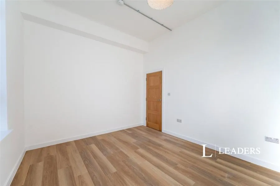 Commercial Road, Portsmouth, PO1, photo 7