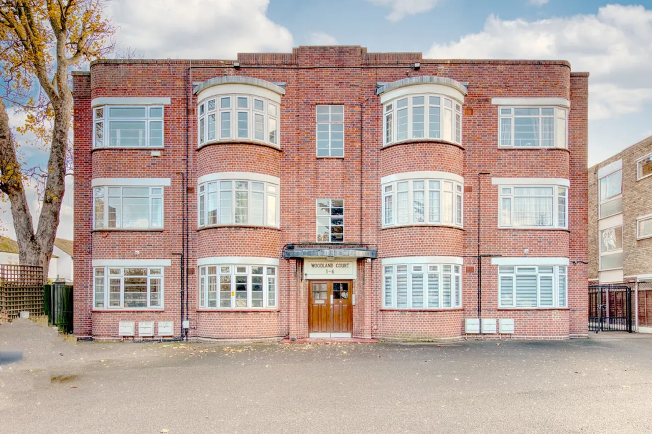 3 bed flat for sale — Woodland Court, Wanstead