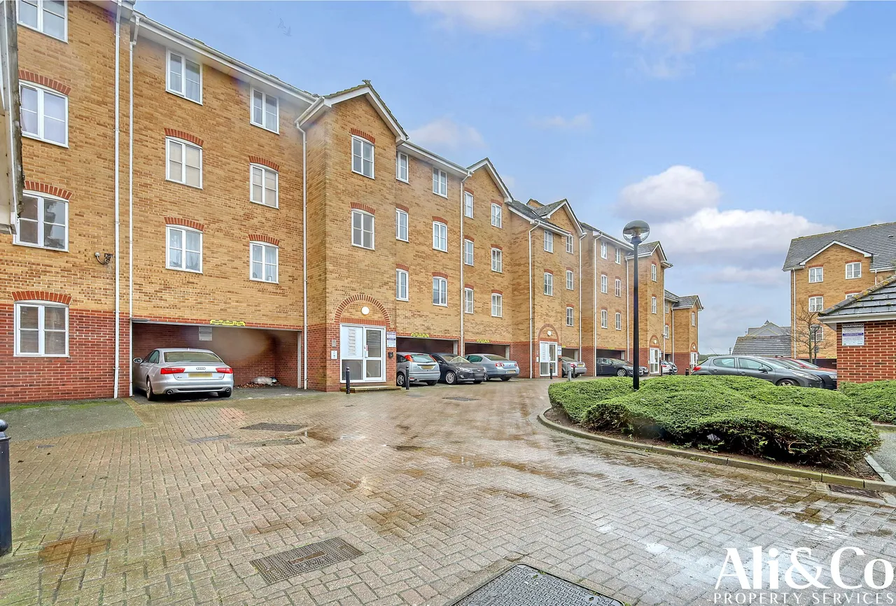 Timber Court, Grays, Essex, RM17 6PW, photo 3
