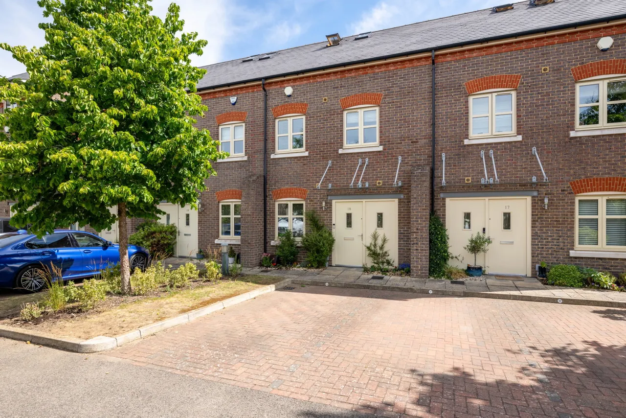 3 bed house for sale — Dixons Wharf, Wilstone, Tring. HP23