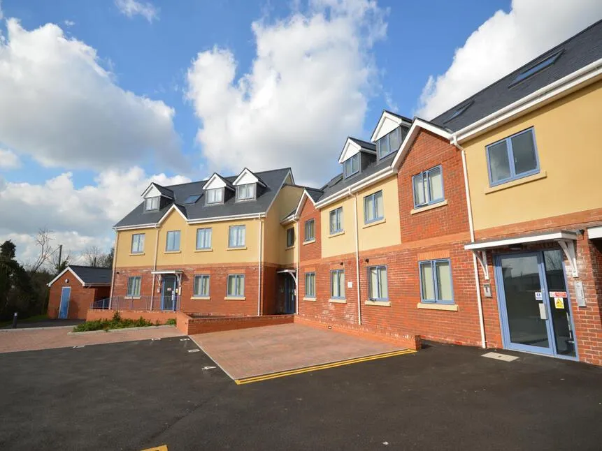 2 bed flat to rent — Weyhill Road, Andover, Hampshire, SP10