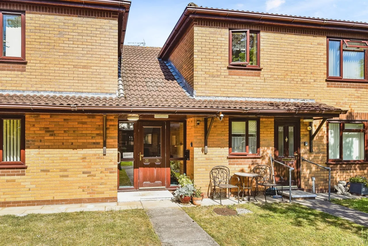 2 bed flat for sale, Langley Road, Chippenham, SN15