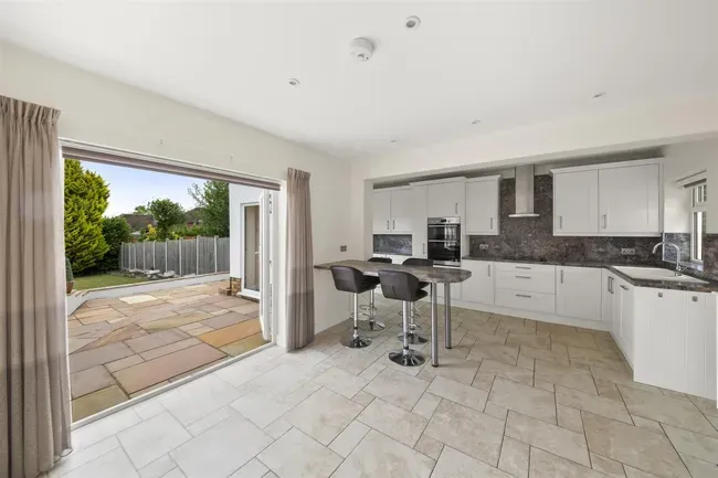 2 bed house for sale — Dean Close, North Hillingdon