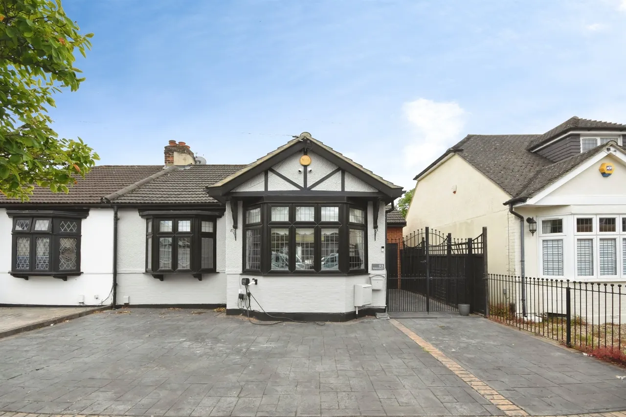 2 bed house for sale — Stafford Avenue, Hornchurch