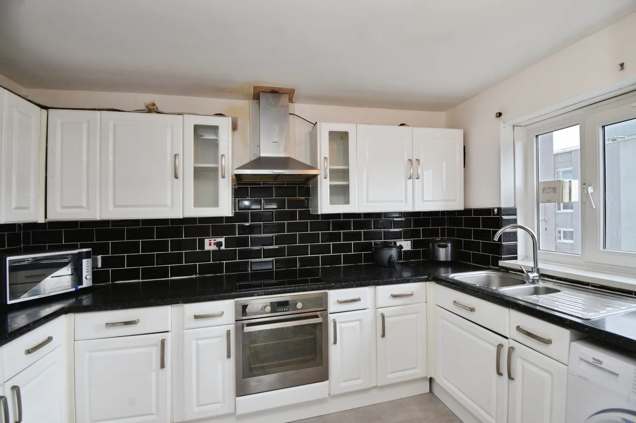 2 bed flat for sale — Navestock Crescent, Woodford Green