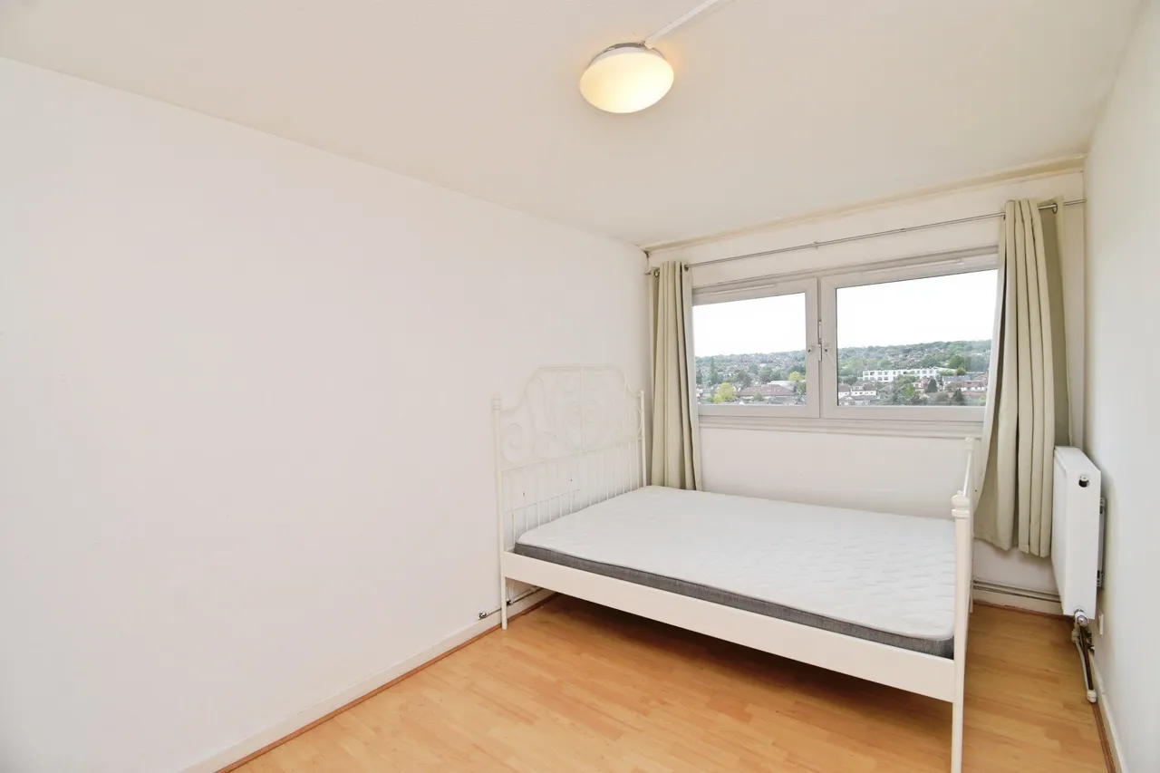 Navestock Crescent, Woodford Green, photo 5