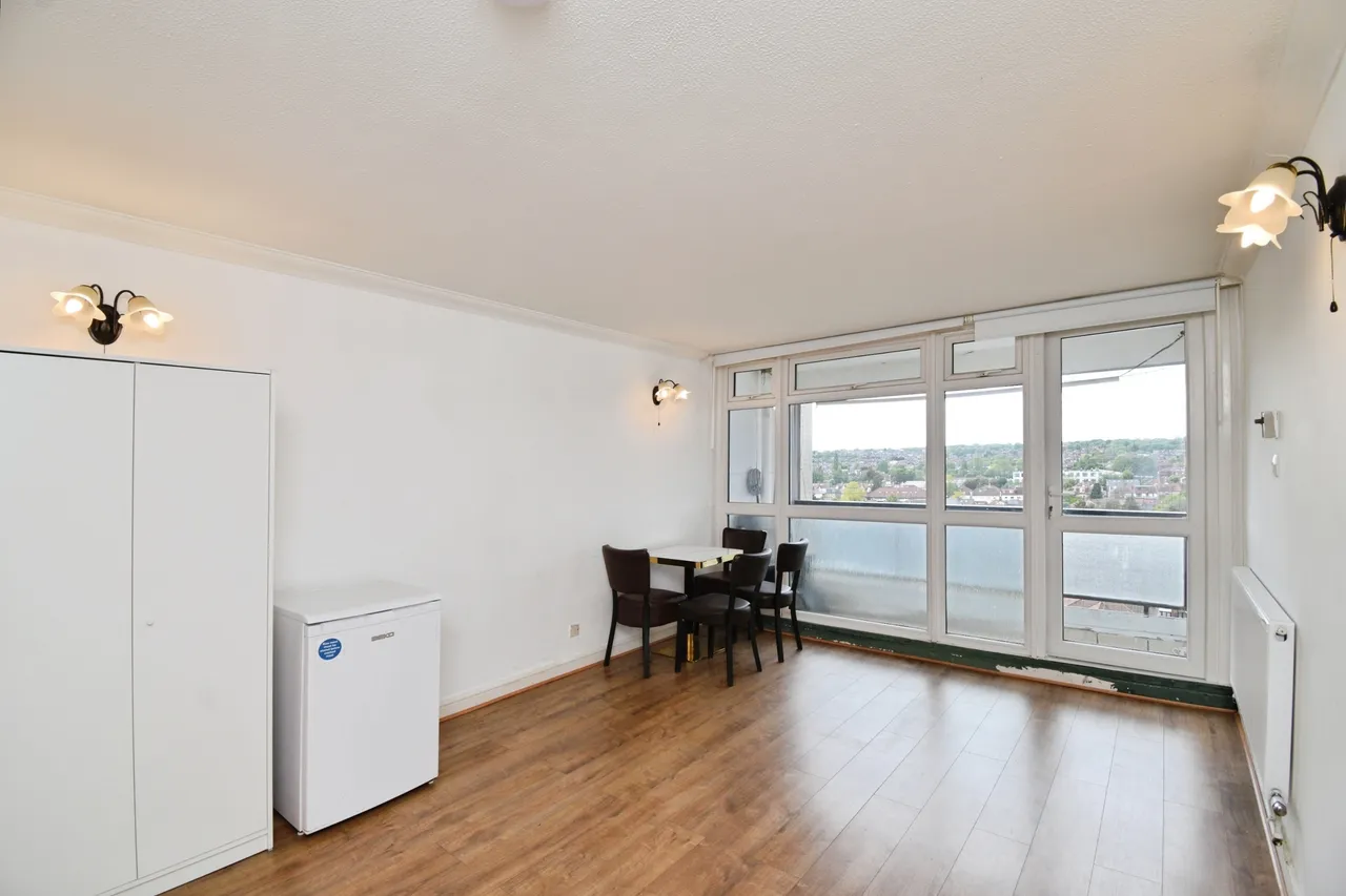 Navestock Crescent, Woodford Green, photo 4