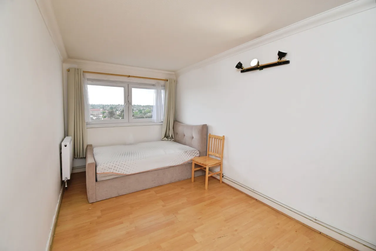 Navestock Crescent, Woodford Green, photo 12