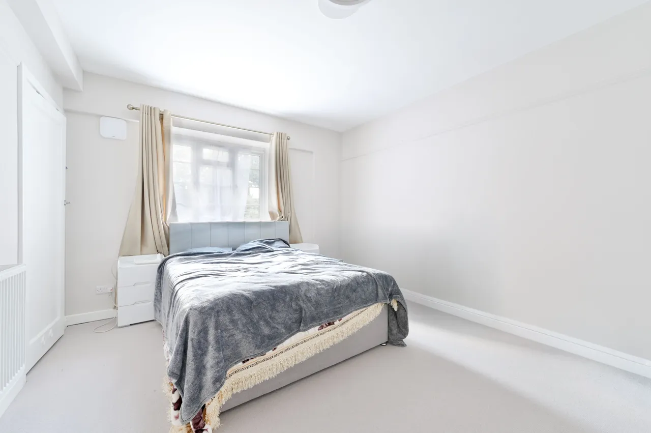 29 Gunnersbury Court, Bollo Lane, London, photo 6