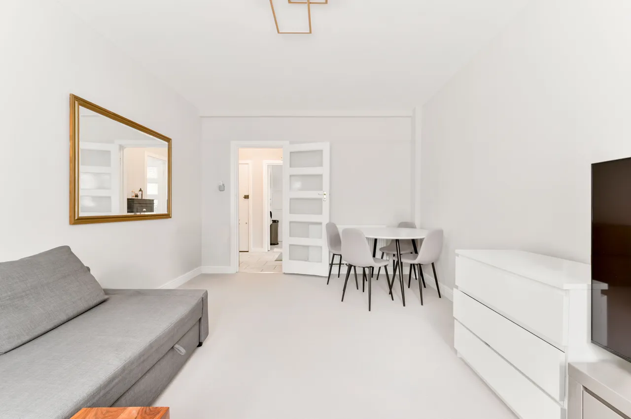 29 Gunnersbury Court, Bollo Lane, London, photo 3