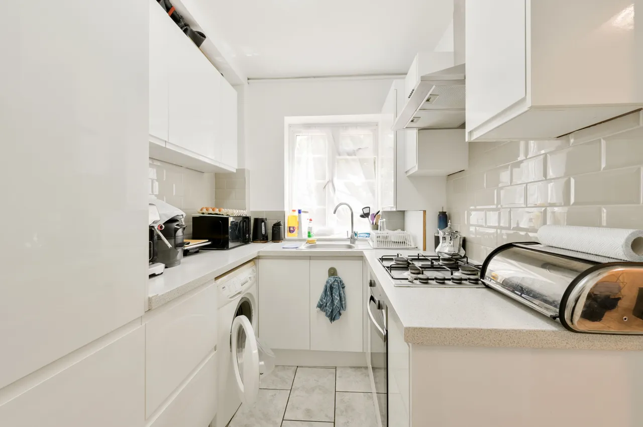 29 Gunnersbury Court, Bollo Lane, London, photo 5