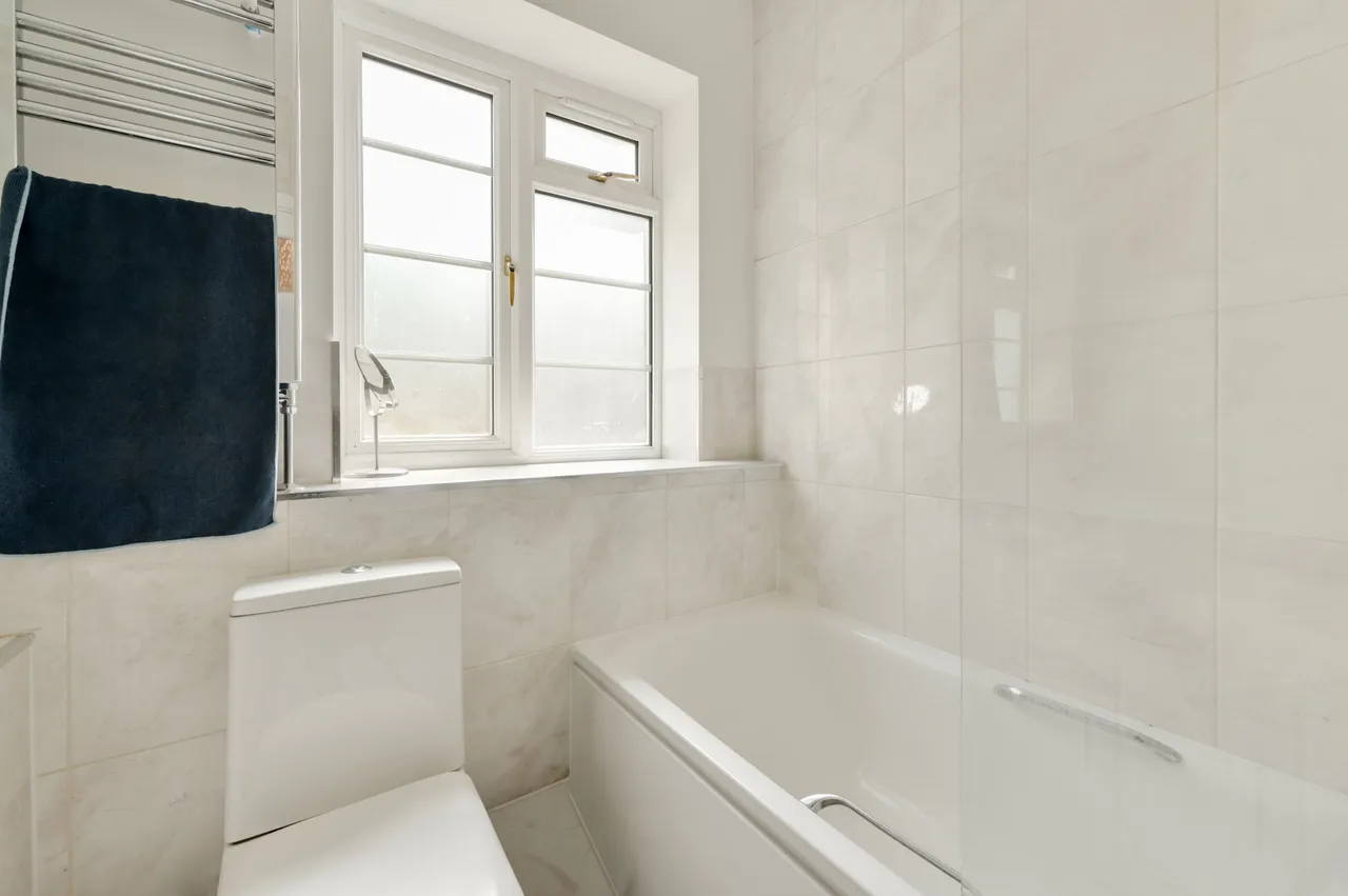29 Gunnersbury Court, Bollo Lane, London, photo 8