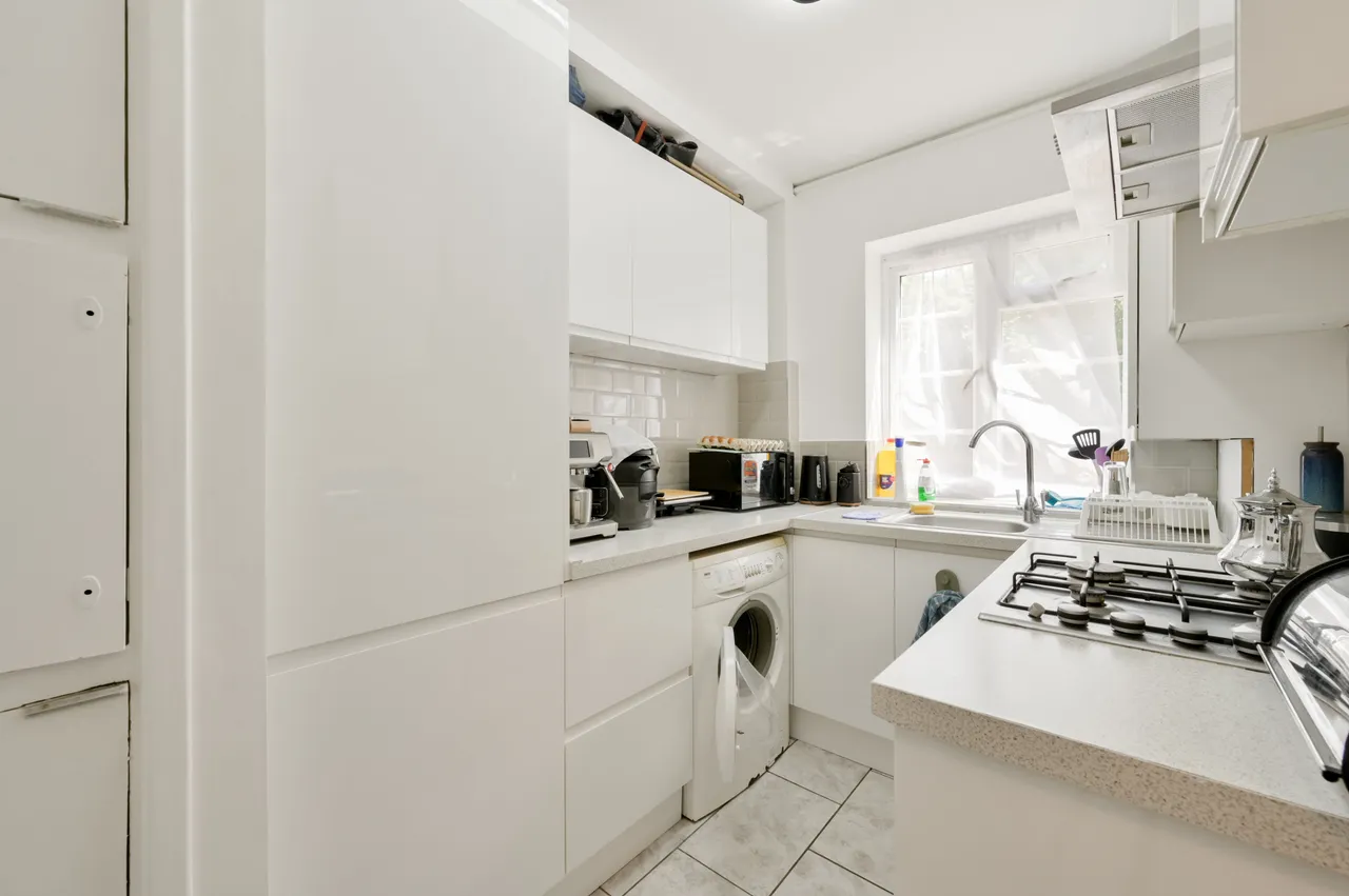29 Gunnersbury Court, Bollo Lane, London, photo 4