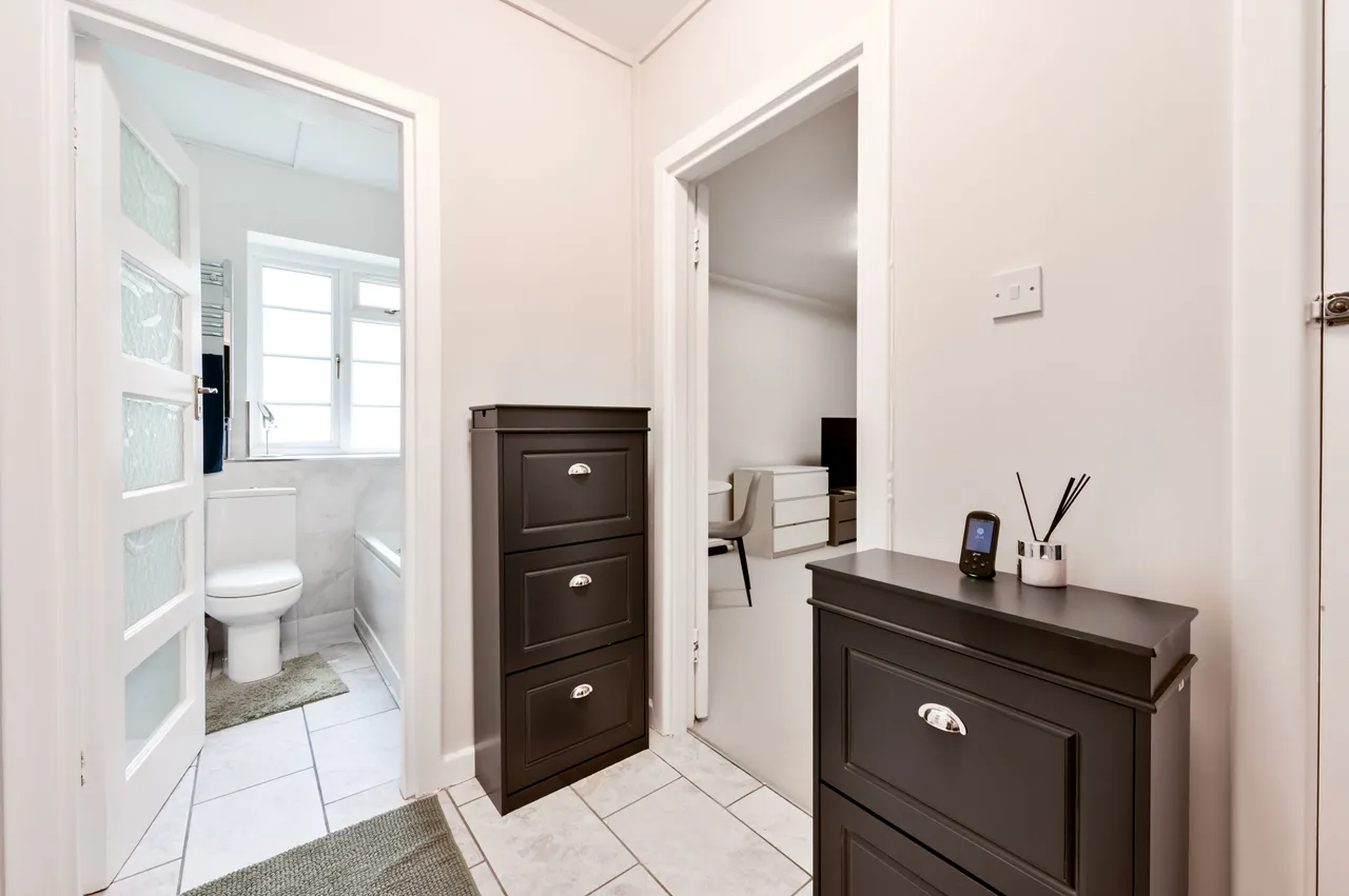 29 Gunnersbury Court, Bollo Lane, London, photo 9