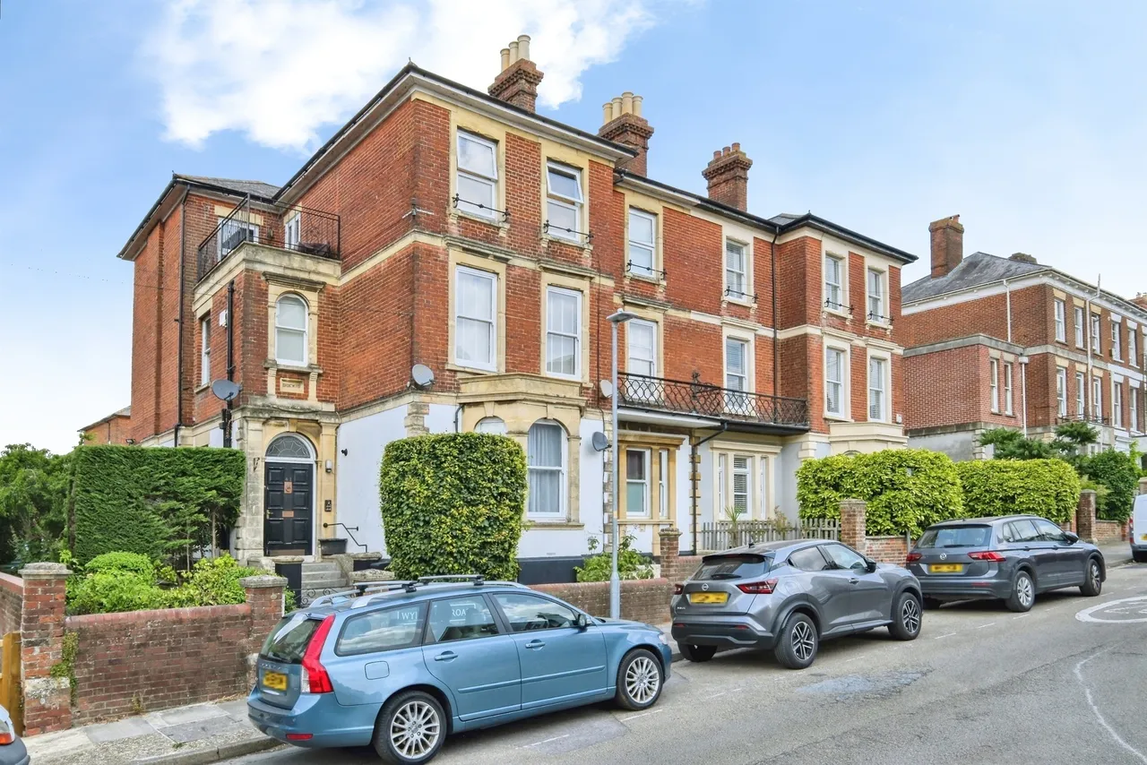 2 bed flat for sale — Wyndham Road, Salisbury