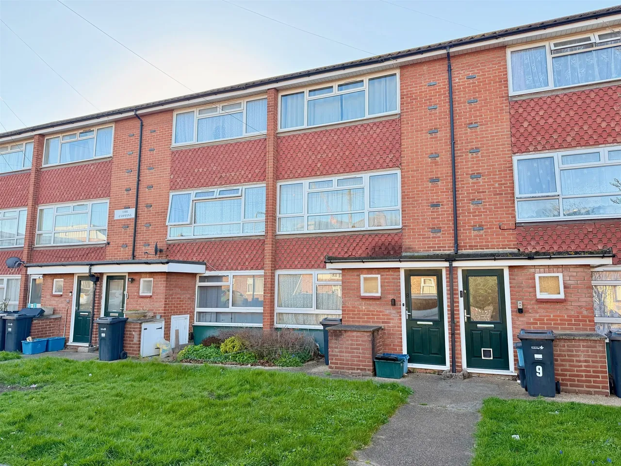 2 bed flat for sale — Chadwell Avenue, Romford, Essex RM6 4QL