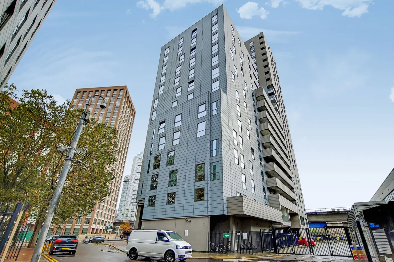402 Wharfside Point South, 4 Prestons Road, London, photo 2