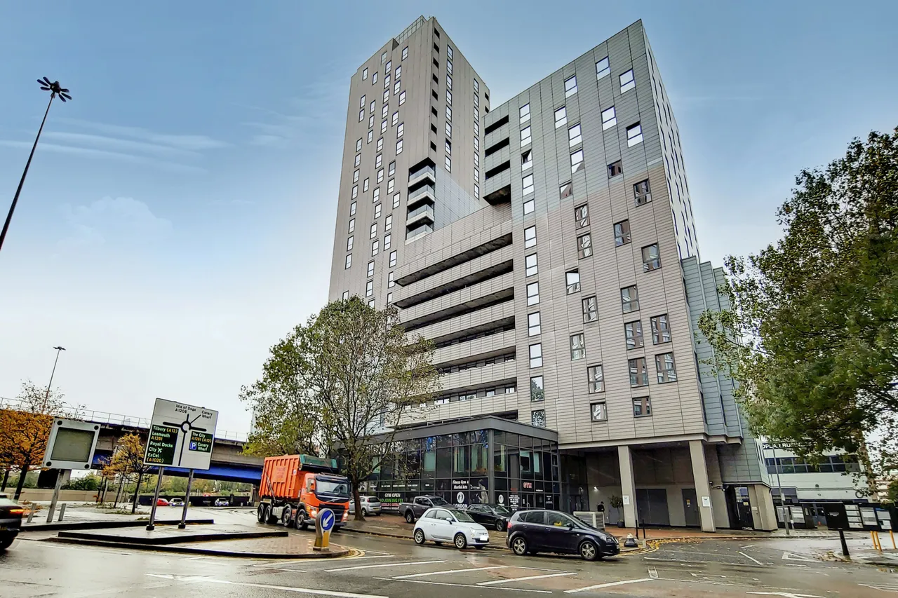 2 bed flat for sale — 402 Wharfside Point South, 4 Prestons Road, London