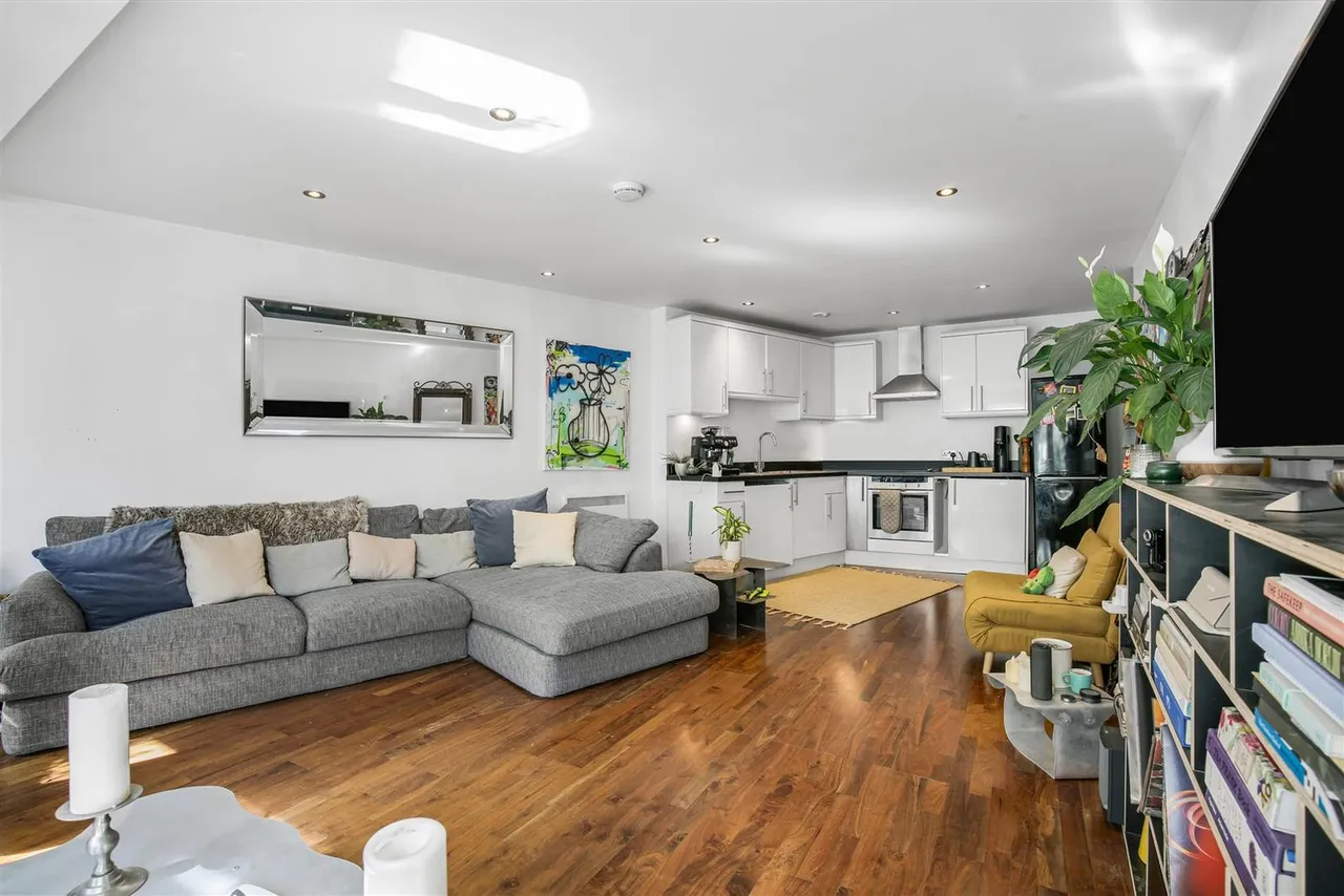 1 bed flat for sale — Park Road, Cheam village, SM3 8PY