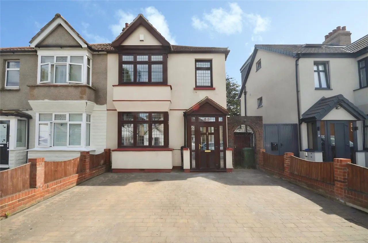 3 bed house to rent — Grenfell Avenue, Hornchurch, Essex, RM12