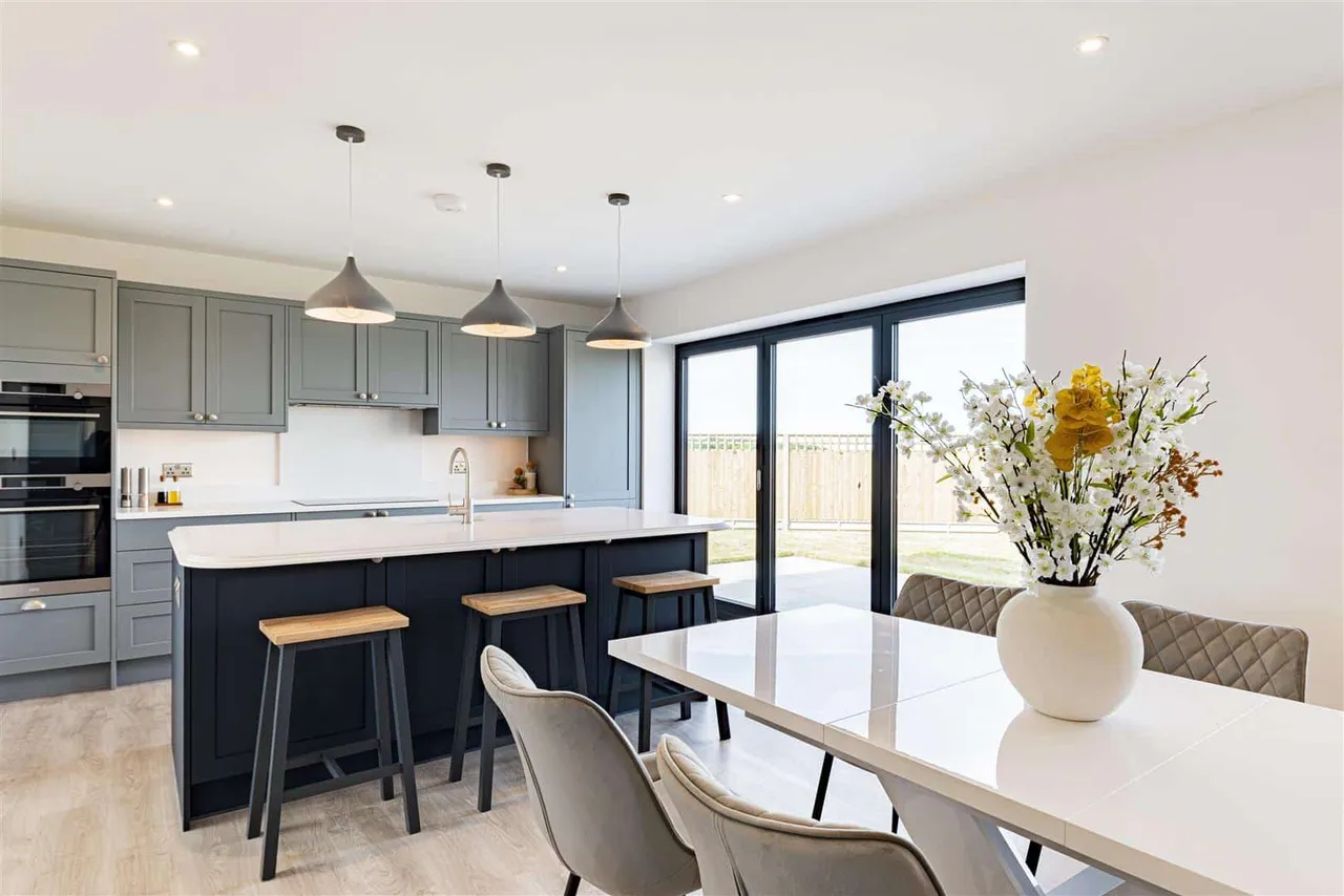 5 bed house for sale — Sandwich Road, Whitfield, Dover, Kent, CT16 3RN