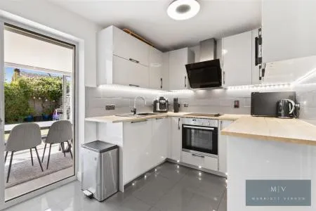 Clayton Mead, Godstone, photo 2