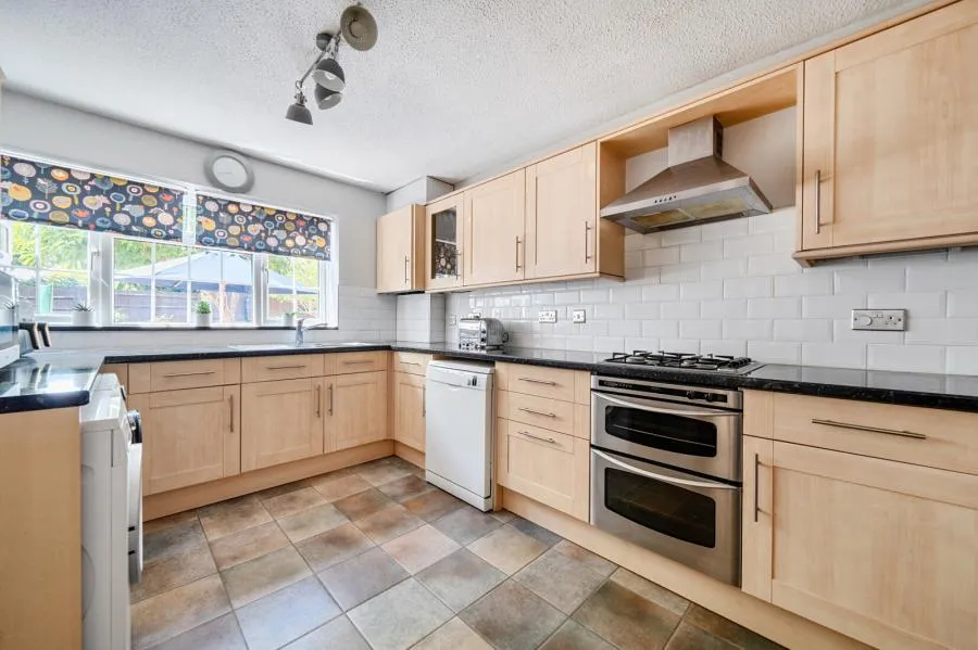 Birchwood Drive, Lightwater, GU18, photo 5