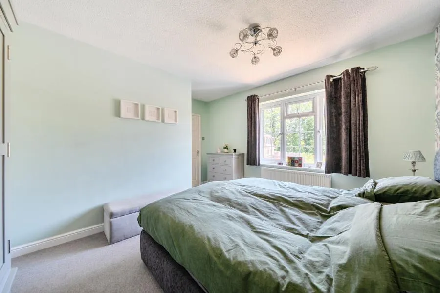 Birchwood Drive, Lightwater, GU18, photo 18