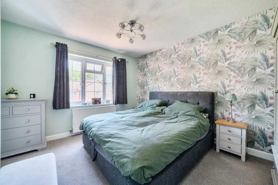 Birchwood Drive, Lightwater, GU18, photo 17