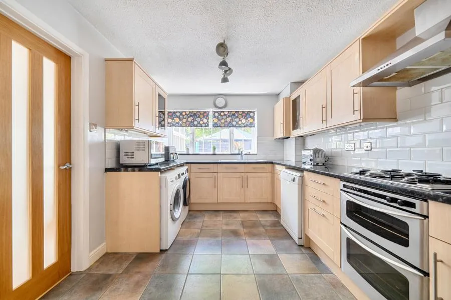 Birchwood Drive, Lightwater, GU18, photo 3