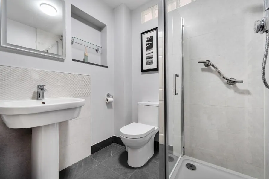 Birchwood Drive, Lightwater, GU18, photo 16