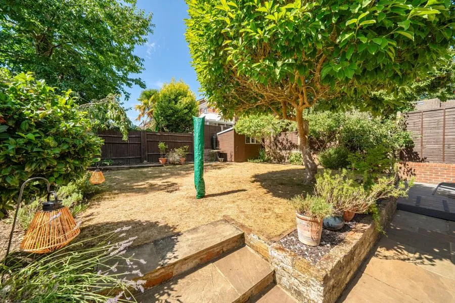 Birchwood Drive, Lightwater, GU18, photo 24