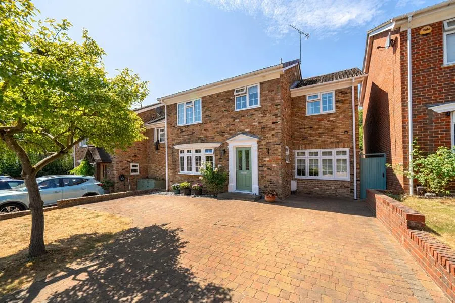 Birchwood Drive, Lightwater, GU18, photo 26