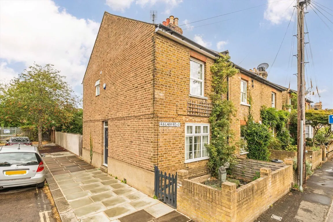2 bed property for sale, Railway Road, TW11