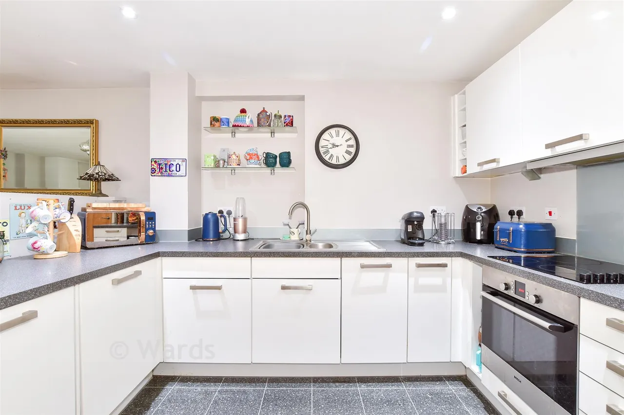 Alisander Close, Snodland, ME6, photo 2