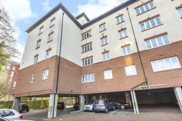 Bath Road, Slough, SL1, photo 8