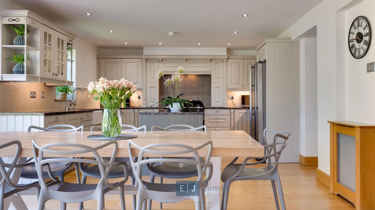 High Road, Loughton, photo 3