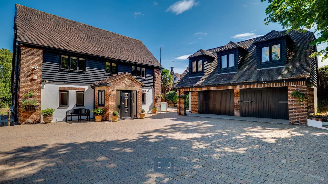6 bed house for sale — High Road, Loughton