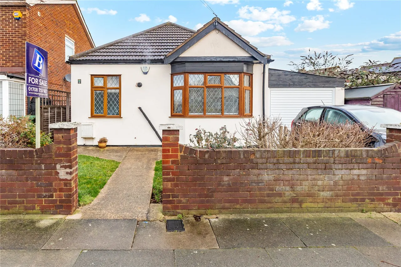 2 bed house for sale, Essex Road, Romford, RM7