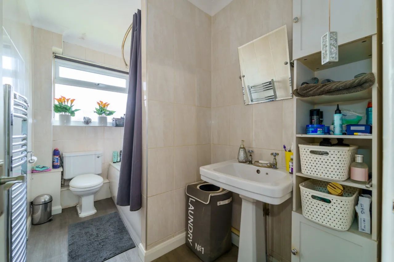 Wendover Road, Staines-upon-Thames, TW18, photo 8
